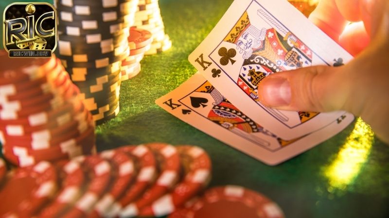 Chơi bài Poker trực tuyến