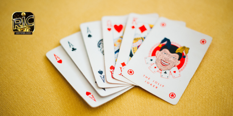 Cách chơi bài tấn về hình thức chia bài và lượng game thủ tối đa