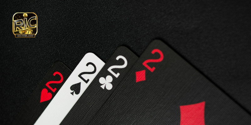 Người chia bài cũng sẽ có nhiệm vụ xác định bài chủ